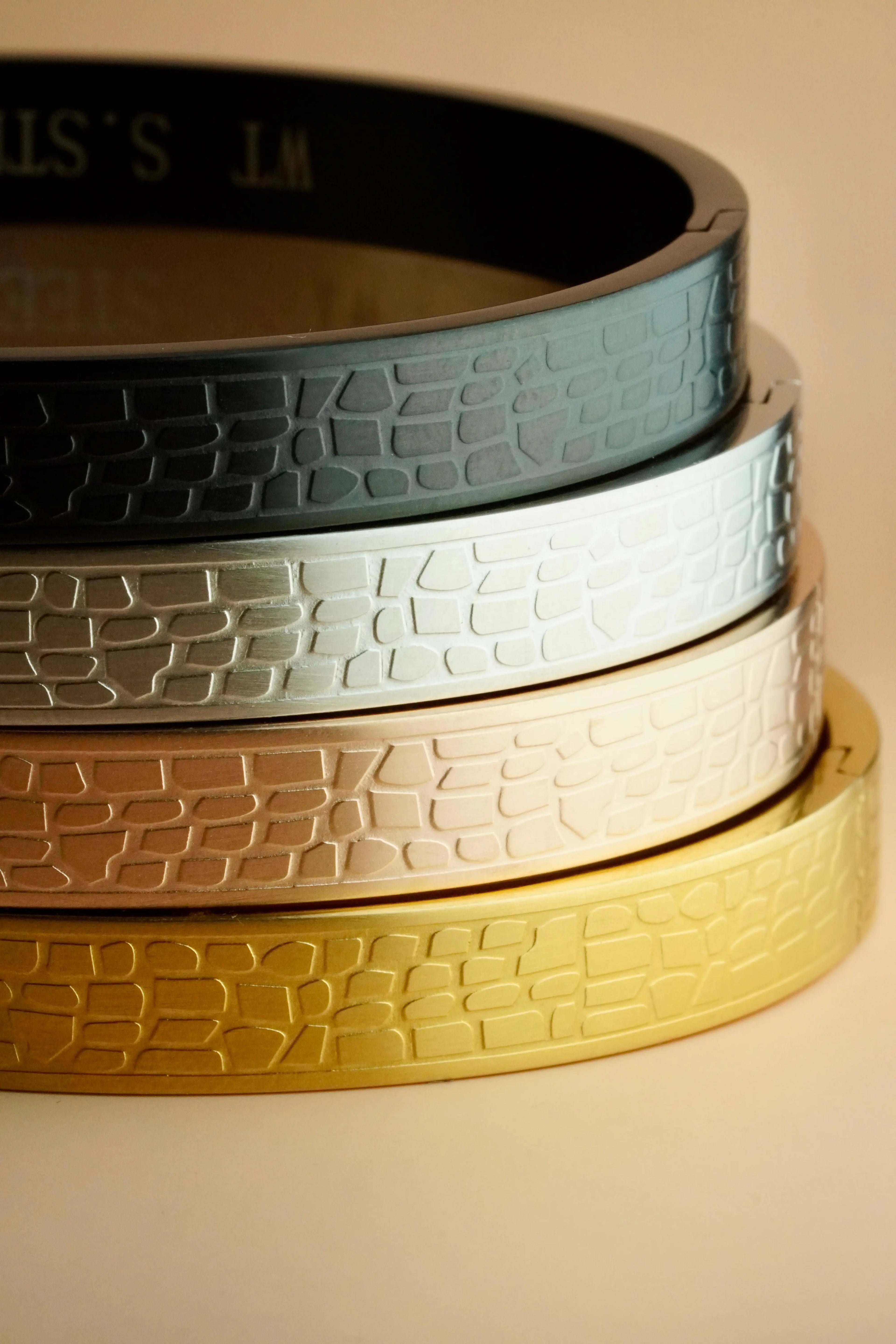 Textured pattern | Men's kada | Stainless steel | Anti-tarnish | worldjewe.in -   men's bracelets 