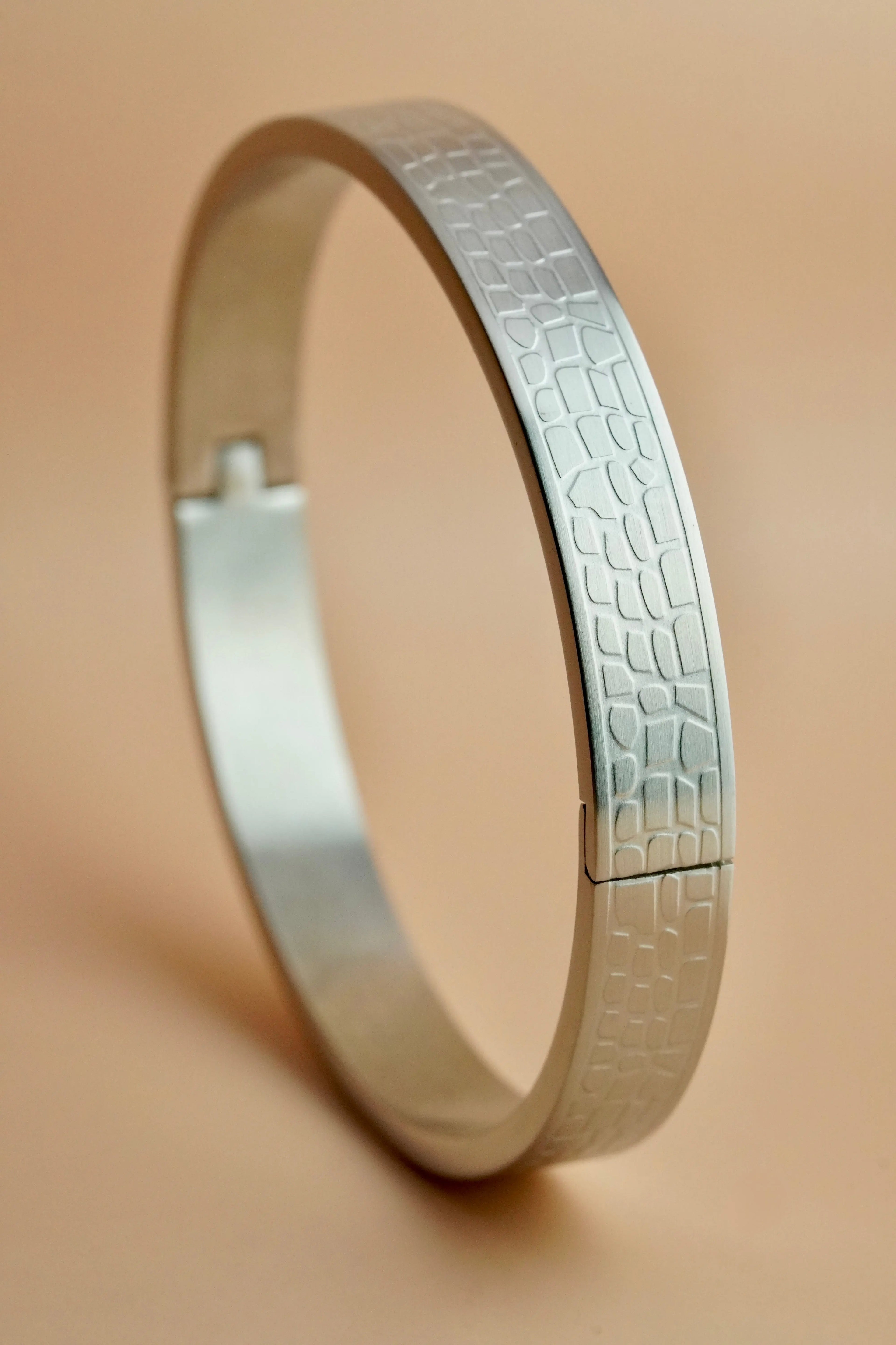 Textured pattern | Men's kada | Stainless steel | Anti-tarnish | worldjewe.in -   men's bracelets Silver