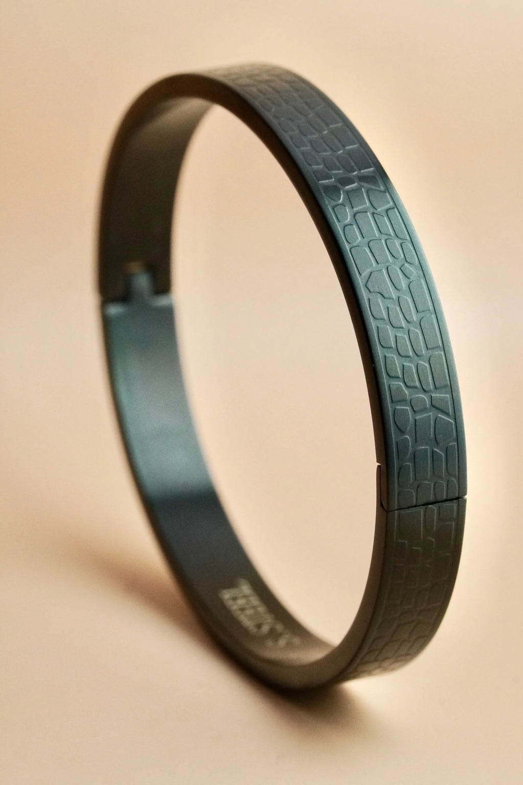Textured pattern | Men's kada | Stainless steel | Anti-tarnish | worldjewe.in -   men's bracelets Black