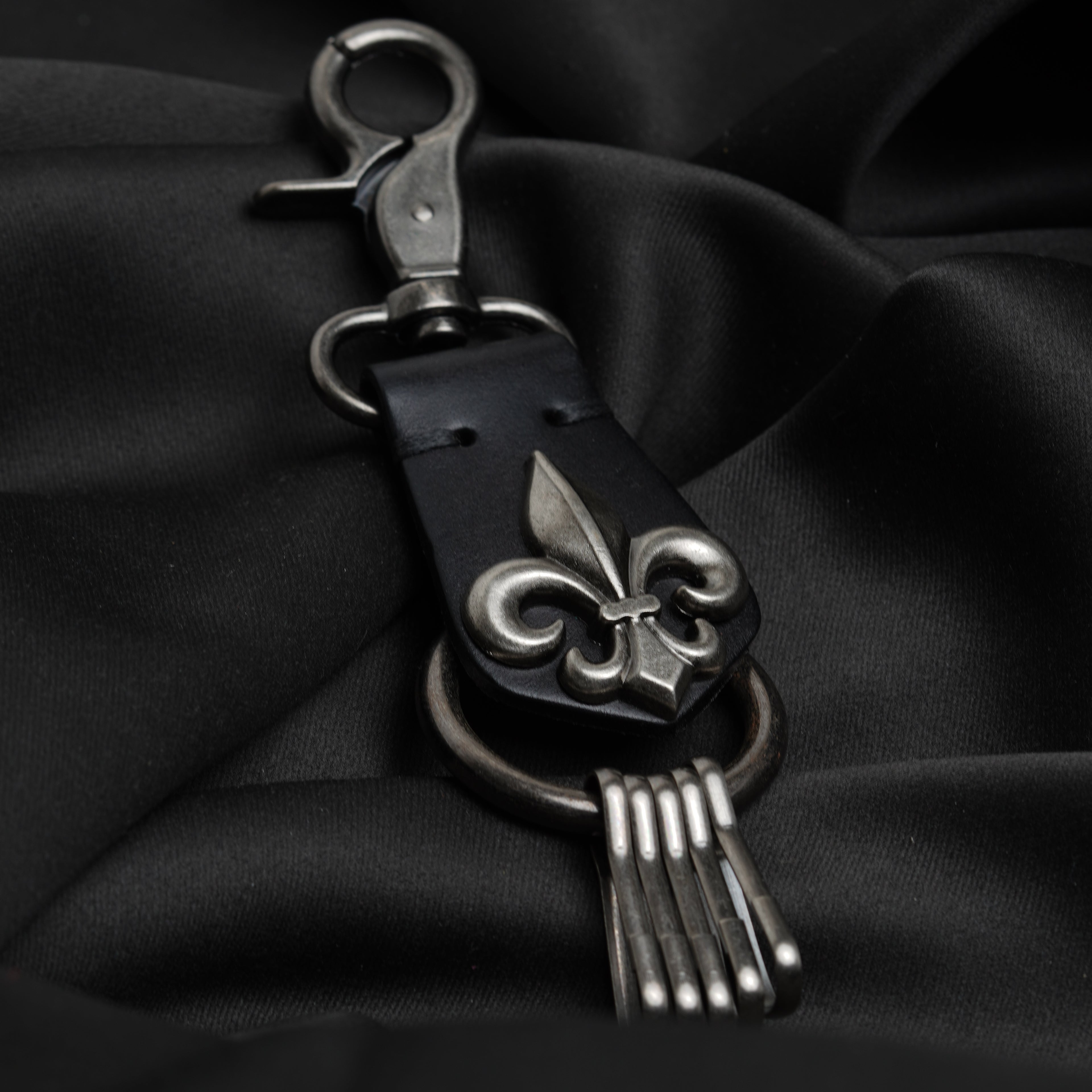 Gothic Fleur-de-lis Leather Keychain ( Black )
