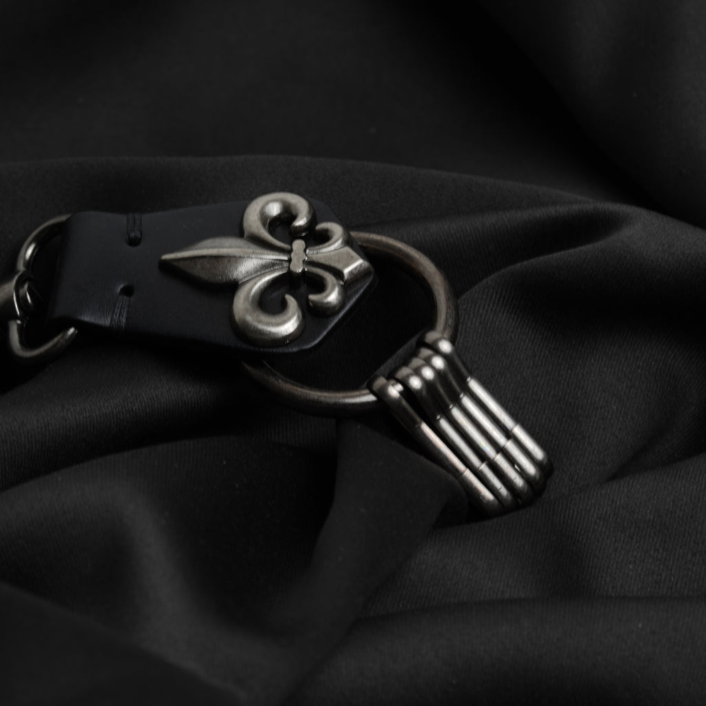 Gothic Fleur-de-lis Leather Keychain ( Black )