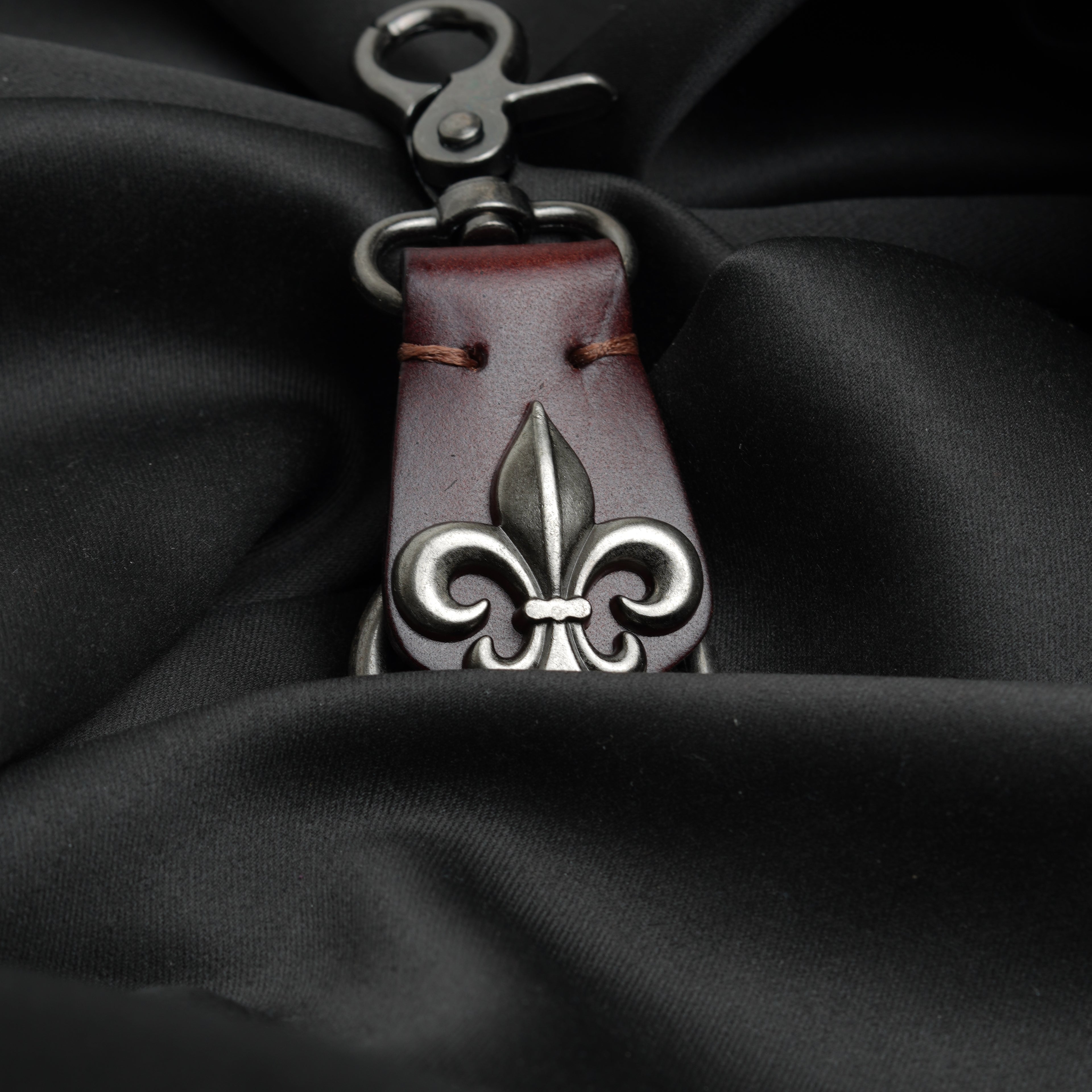 Gothic Fleur-de-lis Leather Keychain ( Vine Red )