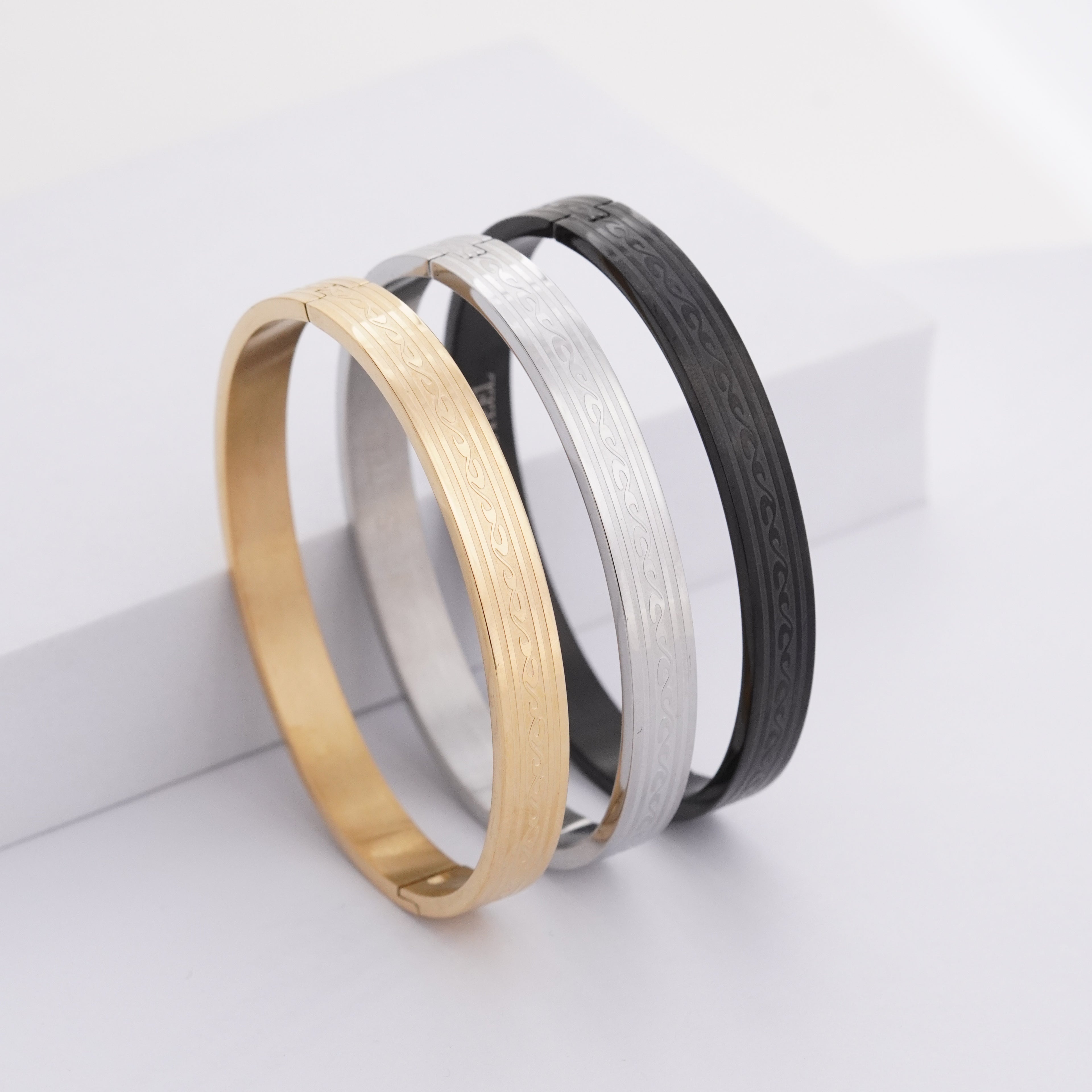 The Wave Motif Hinged Kada
