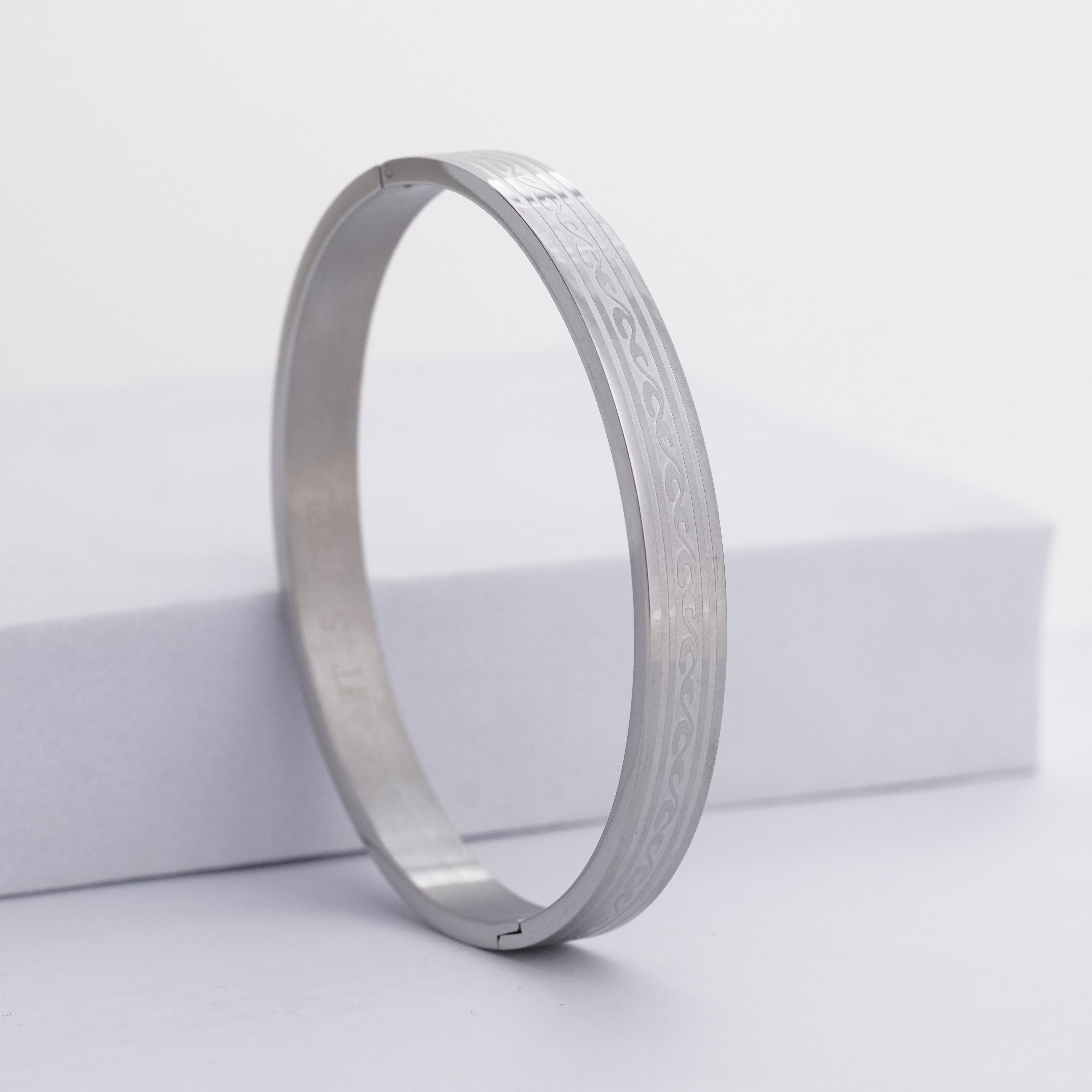 The Wave Motif Hinged Kada