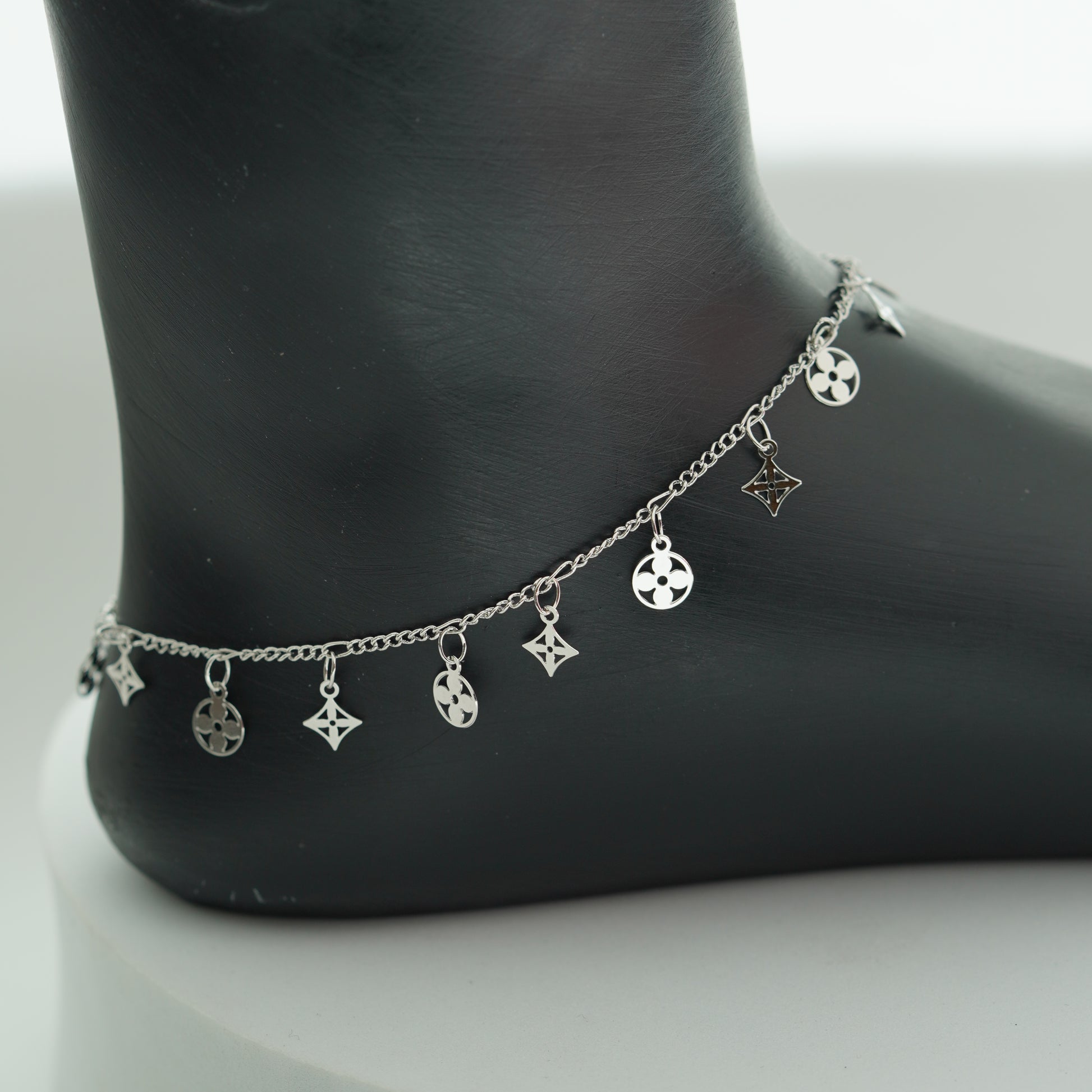 (2C) CLOVER CHARM ANKLETS