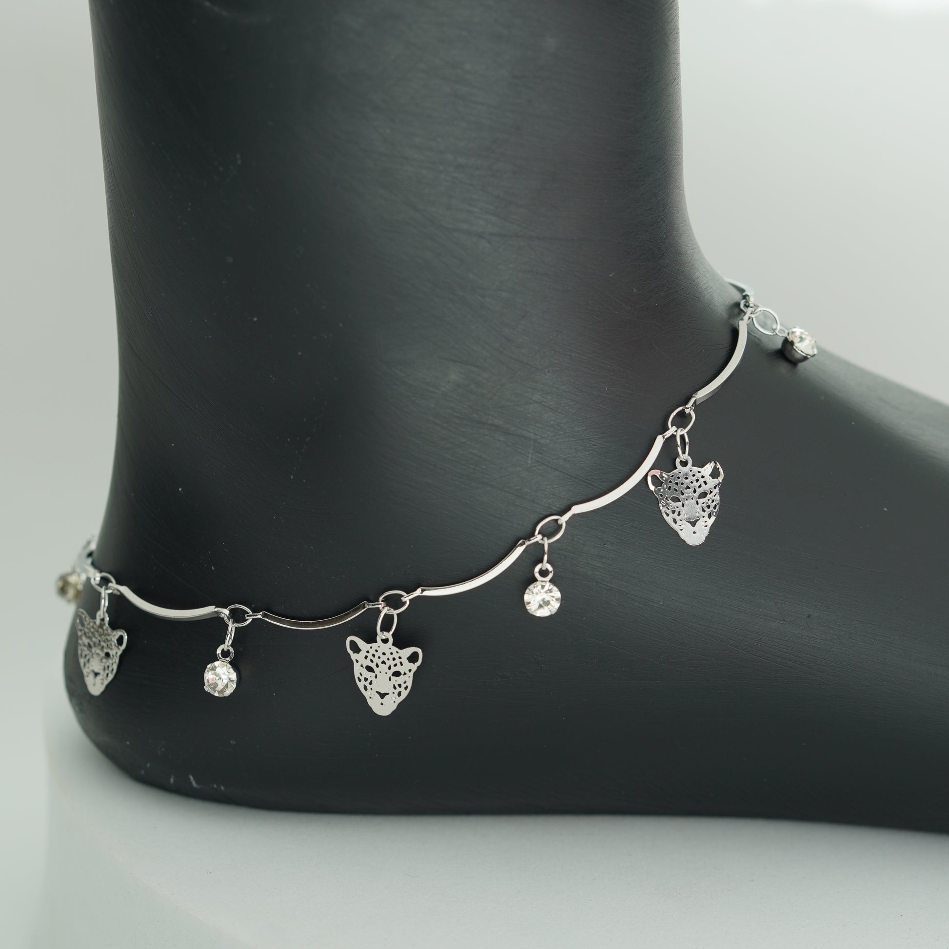 (8B) JAUGAR DESIGNED ANKLET