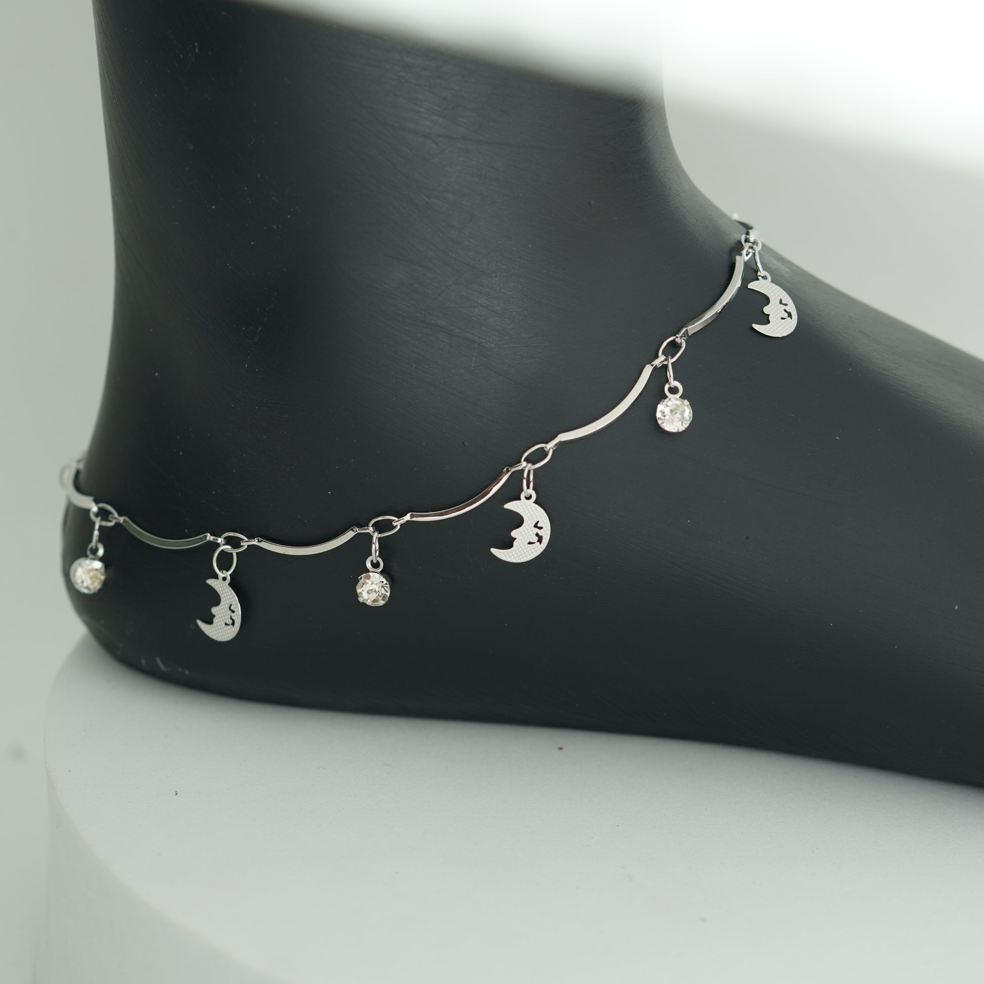 (6A) MOON DESIGNED ANKLET