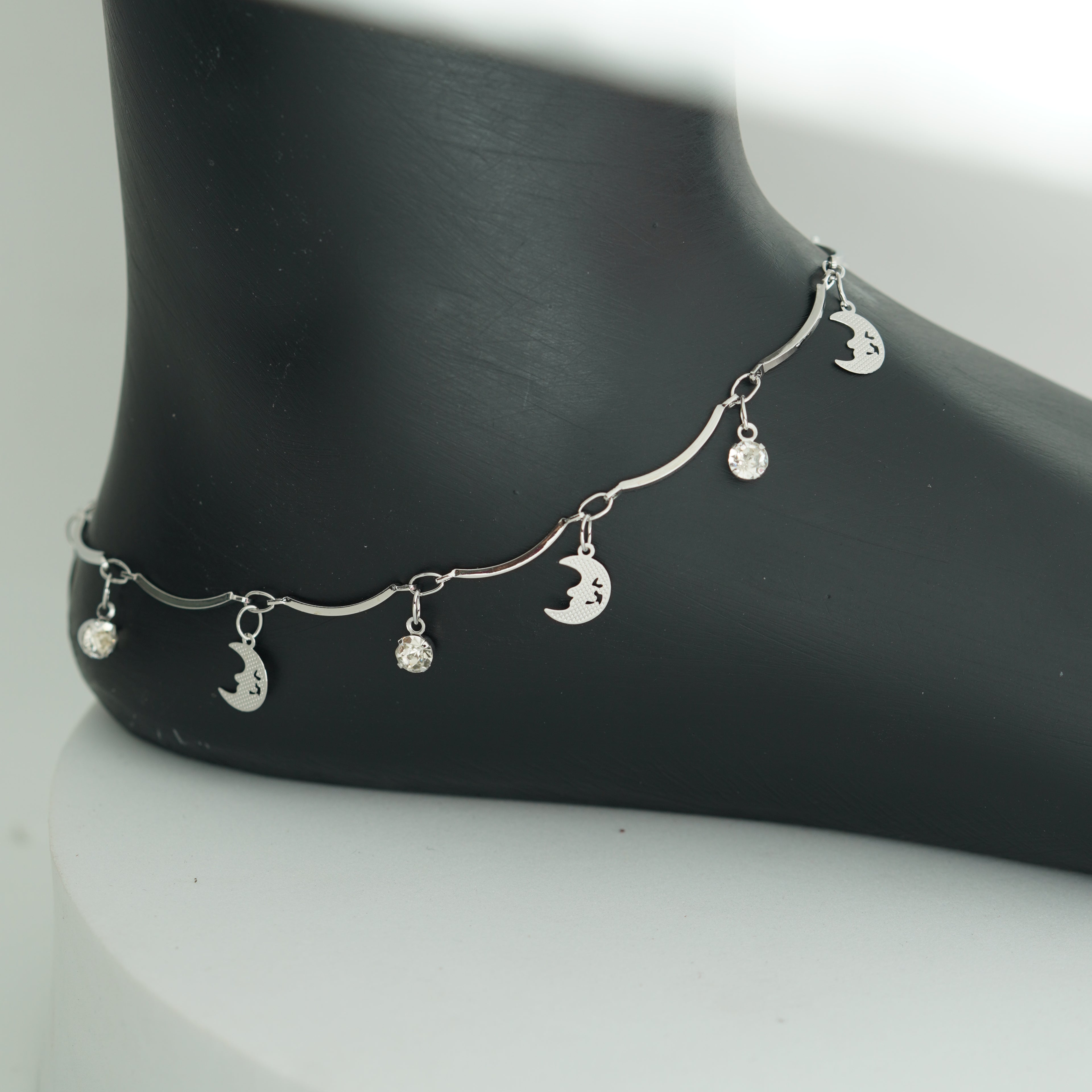 (6A) MOON DESIGNED ANKLET