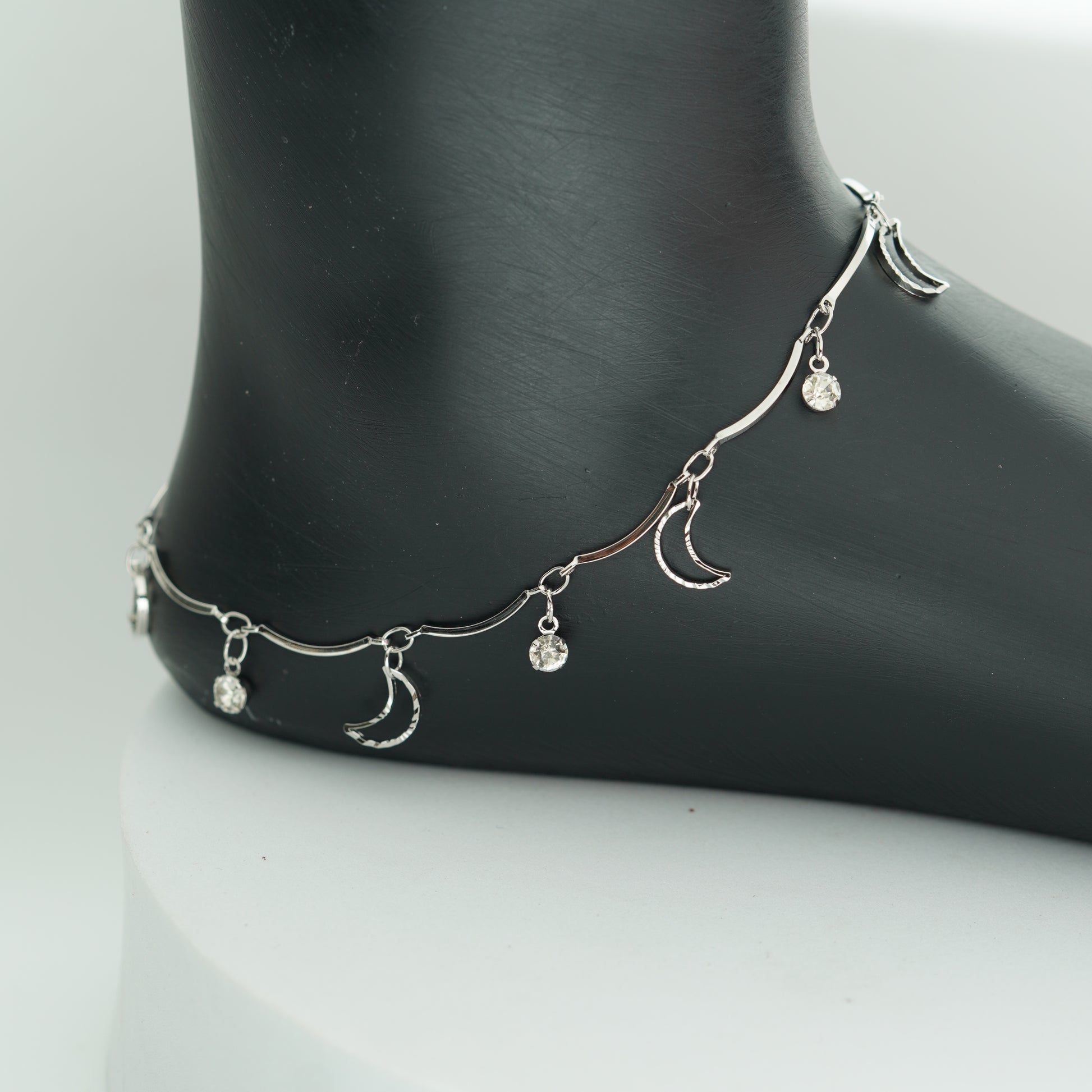 (6D) MOON CARVED ANKLET