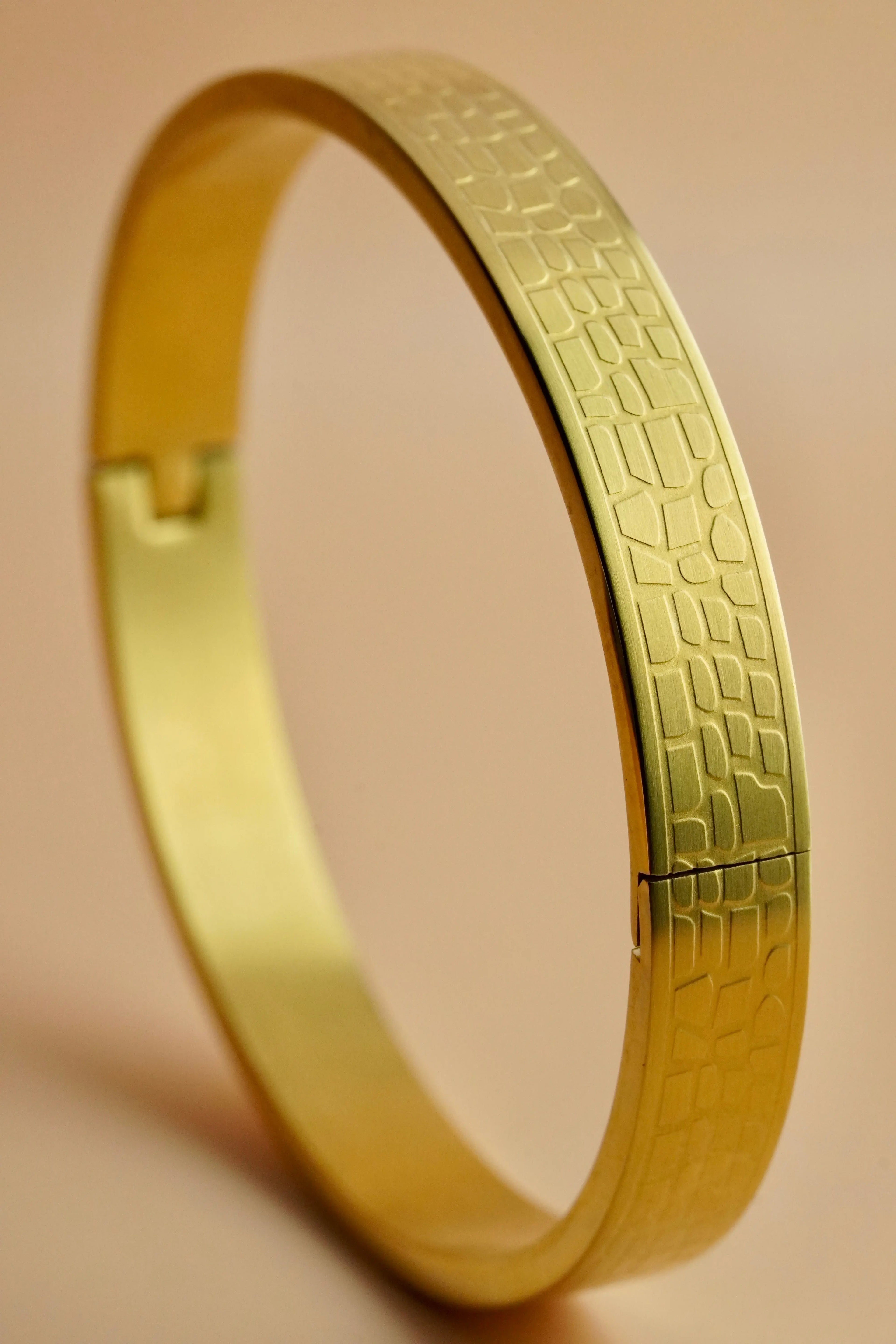Textured pattern | Men's kada | Stainless steel | Anti-tarnish | worldjewe.in -   men's bracelets Gold