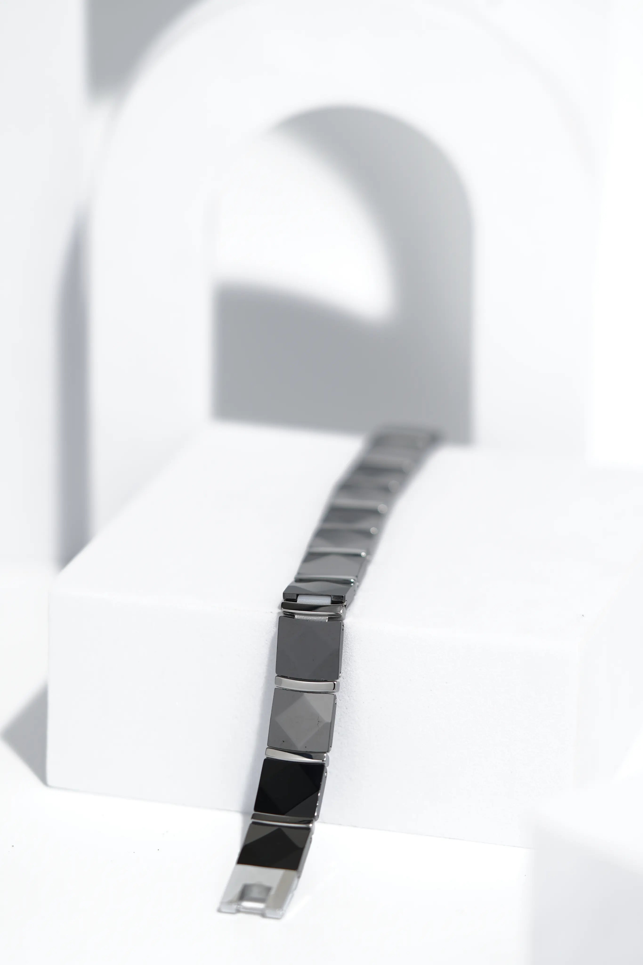 Linear Gold - Ceramic bracelet for men. worldjewel.in men's bracelets
