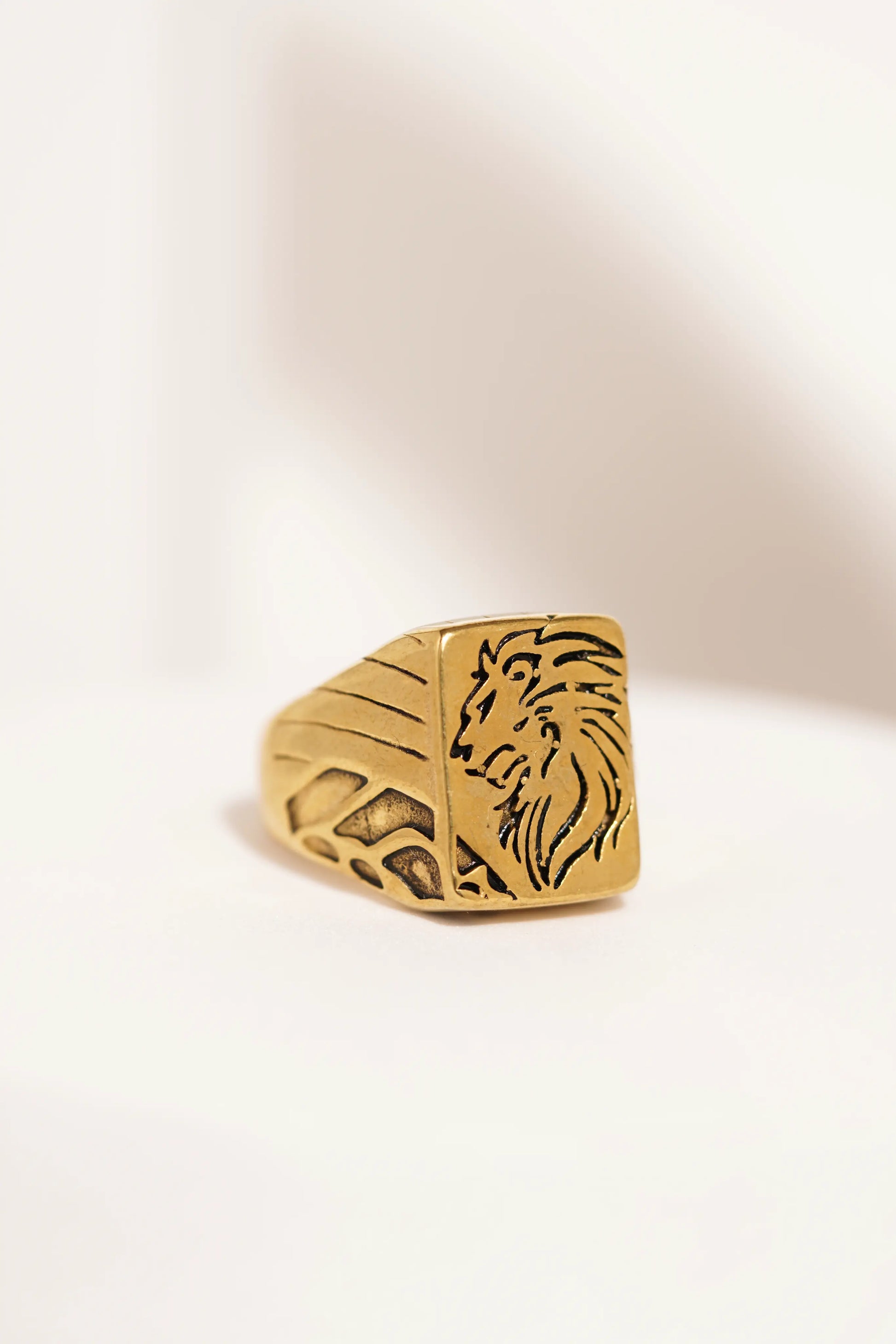 lion Engraved ring worldjewel.in men's ring